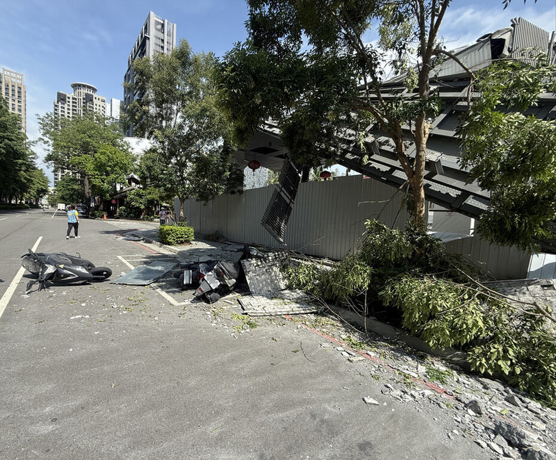 台中市南屯區工程牆面21日倒塌毀損路旁停放5輛機車，台中市都市發展局22日說明，經查施工現場未取得拆除執照即擅自施工，依法勒令停工並裁罰。（民眾提供）中央社記者郝雪卿傳真　115年7月22日
