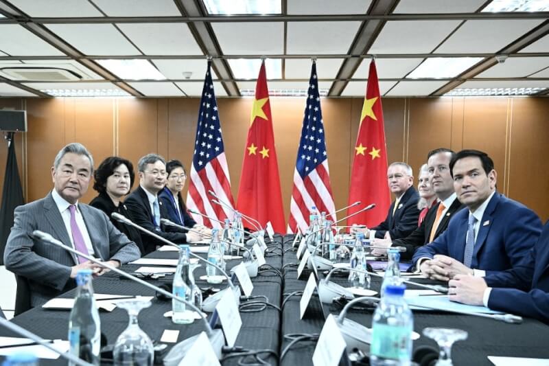 美國國務卿盧比歐（右1）與中國外交部長王毅（左1）於東協外長會議進行場邊會談。（路透社）