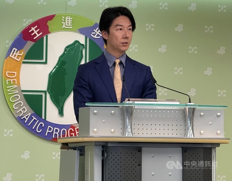 民進黨22日召開中執會，民進黨發言人吳崢會後轉述兼任民進黨主席的總統賴清德談話內容。中央社記者王揚宇攝　115年7月22日