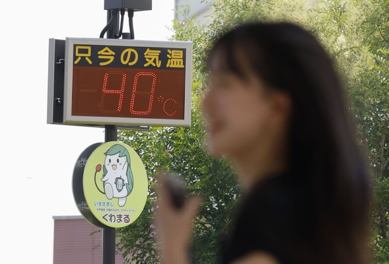 日本近日酷熱，22日群馬縣JR伊勢崎站前看板顯示40度高溫。（共同社）