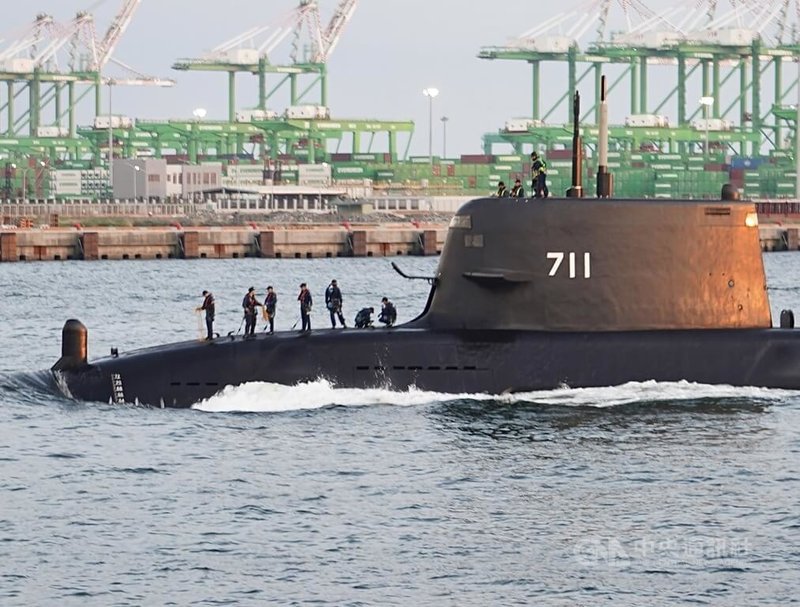 潛艦國造原型艦海鯤艦23日進行第11次潛航測試,近傍晚海鯤號航返高雄港,艦上站著許多測試人員。中央社記者董俊志攝 115年7月23日