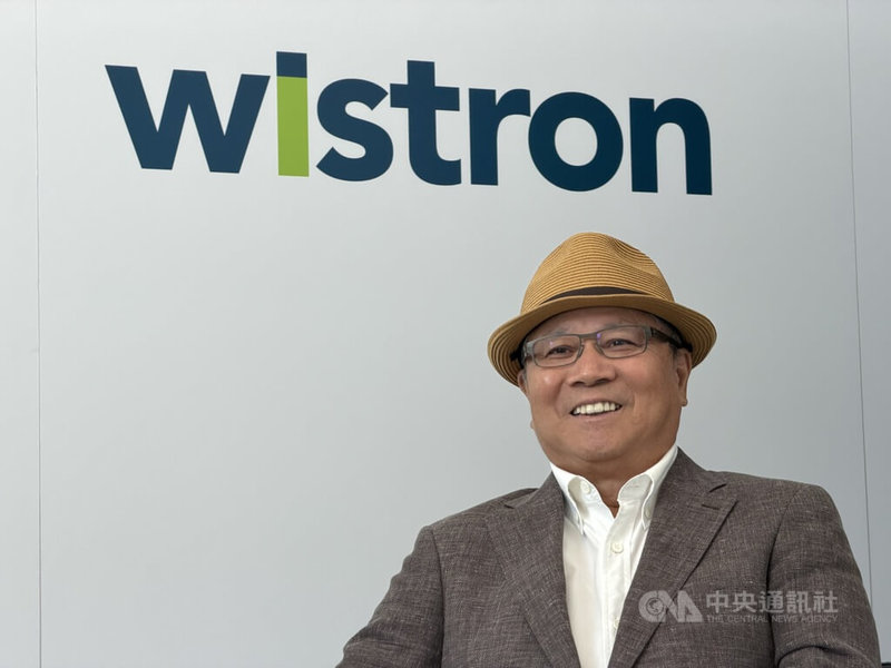供應鏈赴美設廠面臨高成本與在地法規適應等考驗，代工廠緯創董事長林憲銘（圖）22日在德州新廠受訪表示，雖然美國製造成本較高，但隨著產線高度自動化、產值大幅提升，人工成本占比已不像過去做低階產品那麼高。中央社記者吳家豪達拉斯攝　115年7月23日