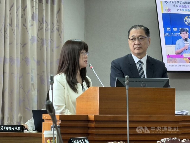 中聯油品案，法務部長鄭銘謙（右）23日表示，徹底剝奪犯罪所得，檢方聲請扣押中聯、福壽、福懋及泰山公司的不動產，並依食安法從銷貨金額推估金額新台幣1億2600餘元，法院已裁准。中央社記者劉世怡攝  115年7月23日