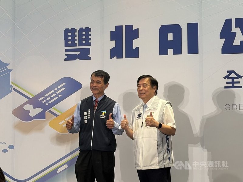 雙北交通局共同推出「雙北AI公車站長」,23日舉辦記者會,民眾拿手機掃描QRcode,就可直接詢問搭公車相關問題,台北市交通局長謝銘鴻(左)、新北市交通局長鍾鳴時(右)出席。中央社記者葉蓁芸攝 115年7月23日