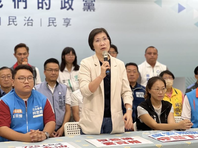 民眾黨新竹黨部日前舉辦誓師大會，黨部主委、竹北市長參選人邱臣遠喊出要在竹北勝選；國民黨新竹縣長參選人徐欣瑩（前中）23日舉辦「新竹人反問題油、護人民、顧民生」記者會，會後接受訪問時表示竹北市長人選仍由藍白兩黨協調，盼雙方緊密團結。中央社記者郭宣彣攝 115年7月23日