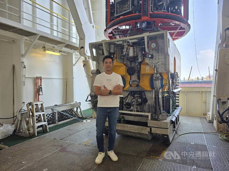東方海威（Orient Adventurer）是亞洲高規格布纜工程船之一，也是亞洲先進的大型離岸工程船，可執行海底電纜鋪設與維修、海底管線工程、ROV（水下遙控載具）作業。圖為東方風能執行長陳柏霖中央社記者江明晏攝　115年7月23日
