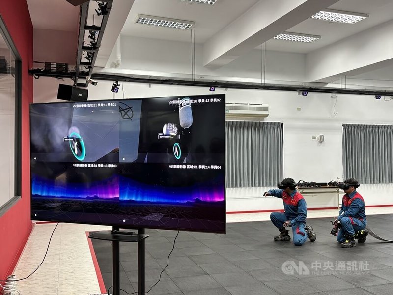 消防署訓練中心導入擴增實境（AR）科技，讓受訓者戴上AR設備來還原火災現場，演練火場開門、尋找起火點、滅火等訓練。中央社記者高華謙攝　115年7月23日