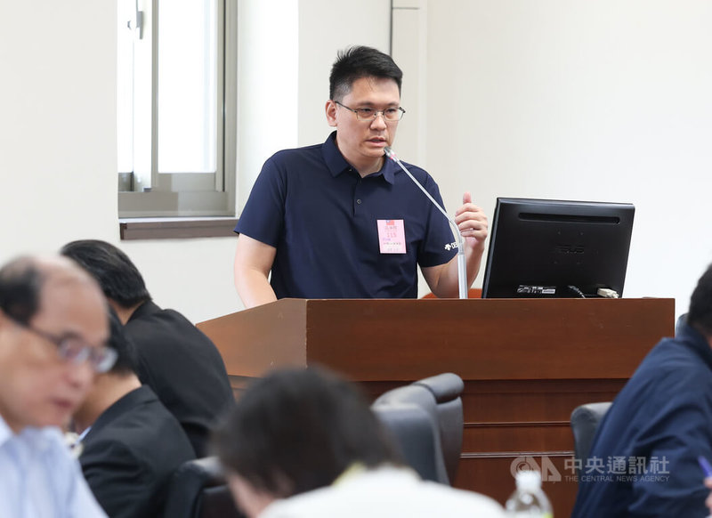立法院經濟委員會23日舉行「如何藉由無人載具專法，強化國防自主促進國際合作發展本土產業」公聽會，國內無人機業者洪笙科技總經理李東昇（後中）應邀出席上台發言。中央社記者謝佳璋攝 115年7月23日