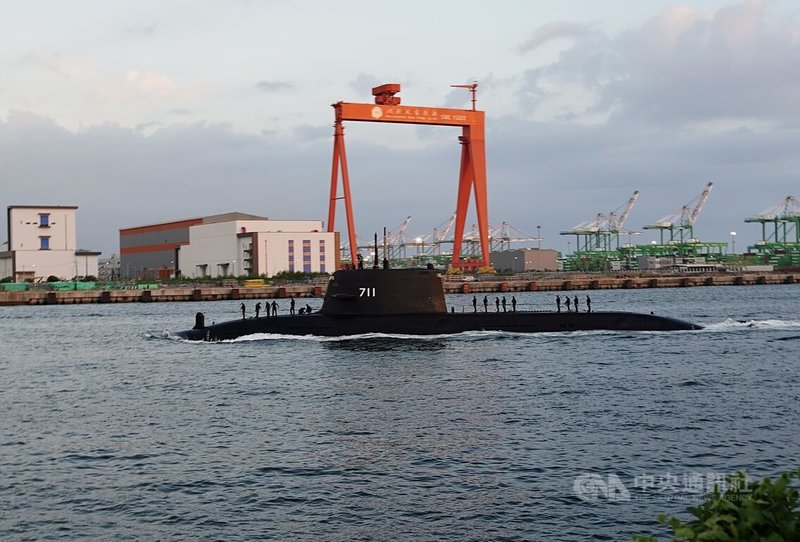 睽違一個多月,潛艦國造原型艦海鯤號23日近午再次駛出港區出海進行潛航測試,並於傍晚航返高雄港,此次為海鯤號第11次潛航測試。中央社記者董俊志攝 115年7月23日