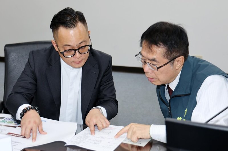 基隆市議會議長童子瑋（左）23日率團參訪台南市政府，台南市長黃偉哲（右）接待及分享治理經驗，深化城市交流合作。（台南市政府提供）中央社記者張榮祥台南傳真 115年7月23日