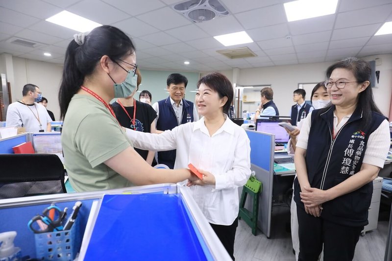 台中市長盧秀燕（前中）23日前往台中市食品藥物安全處，慰勉處理中聯油脂大豆沙拉油「苯駢芘（BaP）」事件的相關人員，親自表達感謝。（中市府提供）中央社記者趙麗妍傳真　115年7月23日