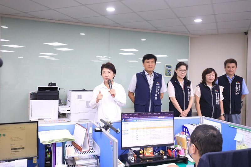 台中市長盧秀燕（左）23日到台中市食品藥物安全處慰勉投入專案的主管、承辦及第一線稽查人員，感謝眾人連日來積極投入食安查核與應變工作。（台中市府提供）中央社記者蘇木春傳真　115年7月23日