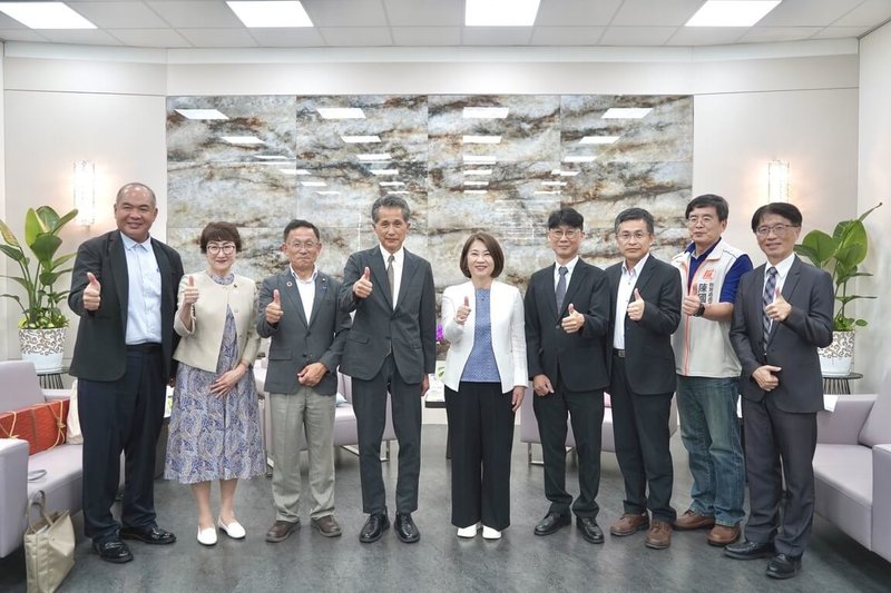 由日本茨城縣笠間市長山口伸樹（左4）等人組成的訪問團，23日拜會屏東縣長周春米（中）。雙方皆期盼，未來深化農業、地方產業、教育及文化等交流。（屏東縣政府傳播暨國際事務處提供）中央社記者黃郁菁傳真　115年7月23日