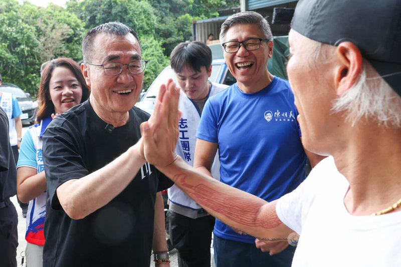 國民黨新北市長參選人李四川（前左）23日上午到新北市五股區參訪POOLPOOL滑板俱樂部，李四川與滑板教練擊掌致意。中央社記者吳家昇攝　115年7月23日