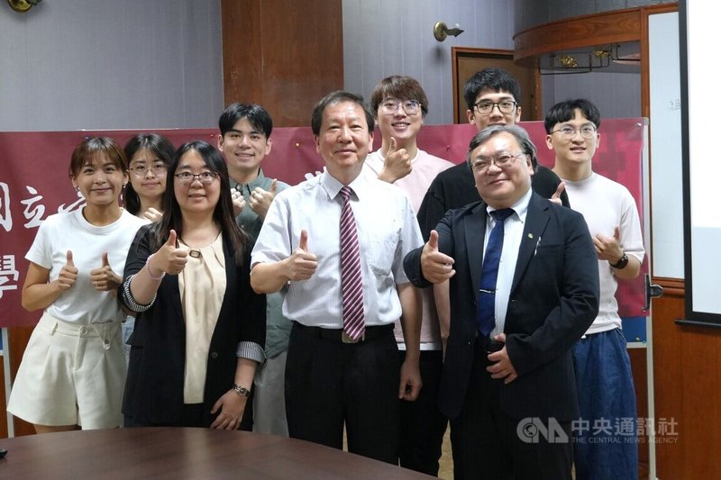 台灣師範大學生命科學系副教授王麗婷（前左2）、高雄醫學大學醫學研究所教授許世賢（前右）23日在台北召開記者會，說明基因ISX在肝癌發展中扮演的關鍵角色，成果登上國際知名期刊。前右2為台師大理學院長陳界山。中央社記者陳至中攝　115年7月23日