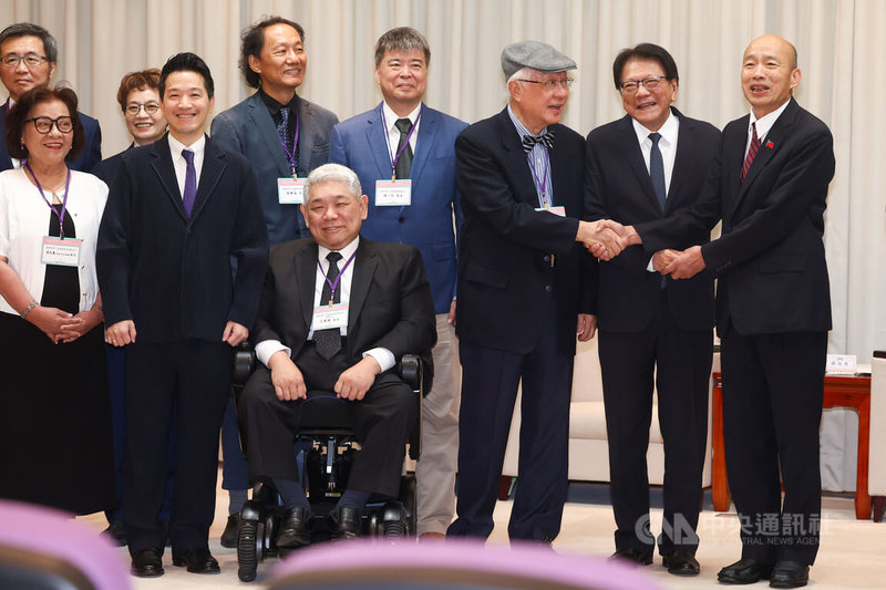 立法院長韓國瑜（右）23日在立法院接見總統府秘書長潘孟安（右2）與監察院長被提名人陳永興（右3）、副院長被提名人王榮璋（前左3）及監察委員被提名人，潘孟安向韓國瑜介紹被提名人尋求支持。中央社記者王騰毅攝　115年7月23日