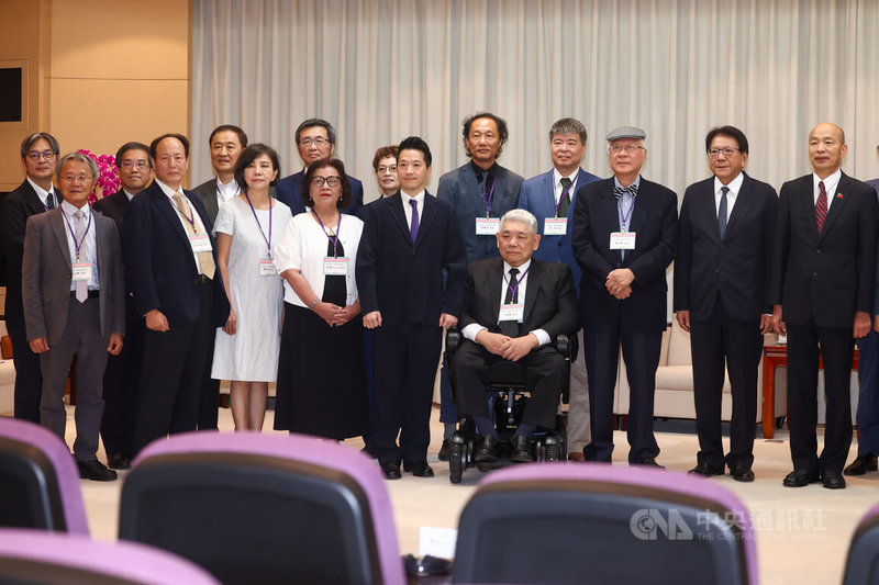 立法院長韓國瑜(右)23日在立法院接見總統府秘書長潘孟安(右2)與監察院長被提名人陳永興(右3)、副院長被提名人王榮璋(前右4)及監察委員被提名人,眾人在閉門會談前合影。中央社記者王騰毅攝 115年7月23日
