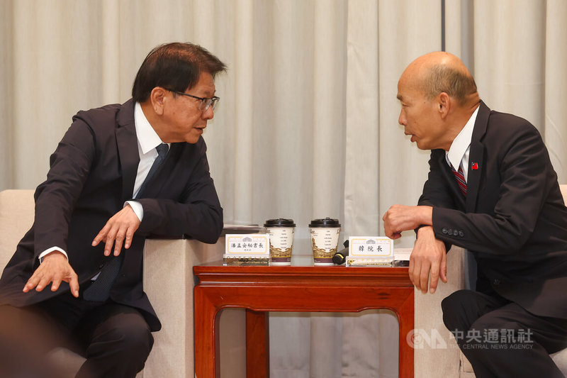 立法院長韓國瑜(右)23日在立法院接見總統府秘書長潘孟安(左)與監察委員被提名人,潘孟安親自向韓國瑜介紹全體被提名人,盼能順利獲得立法院支持與同意。中央社記者王騰毅攝 115年7月23日