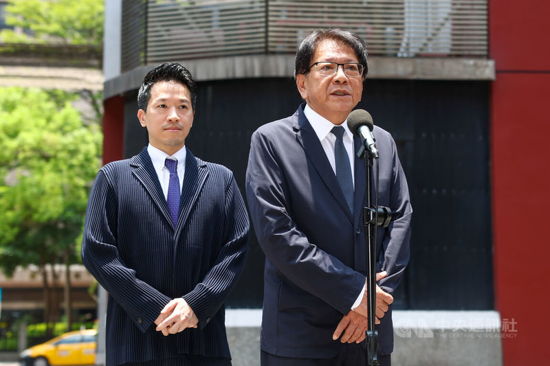 中聯油脂案延燒，台北市長蔣萬安呼籲民眾25日上凱道關注食安議題，對此總統府秘書長潘孟安（右）23日在立法院受訪時說，集會遊行是人民的自由，表示尊重。左為副秘書長何志偉。中央社記者王騰毅攝　115年7月23日
