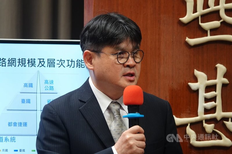 行政院會23日通過交通部報告「打造4個90分鐘環島高效鐵路網」，交通部鐵道局長楊正君於院會後記者會說明政策推動情形。中央社記者吳書緯攝 115年7月23日