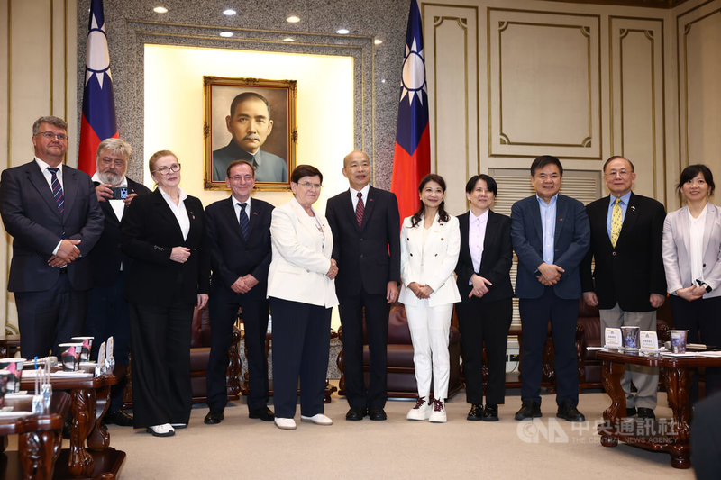 立法院院長韓國瑜（中）23日在立法院接見歐洲議會波蘭籍保守黨團議員團訪問團，與團長、前波蘭總理席多（Beata Szydlo，另譯：詩朵）（左5）握手致意，歡迎訪團來訪。中央社記者王騰毅攝  115年7月23日