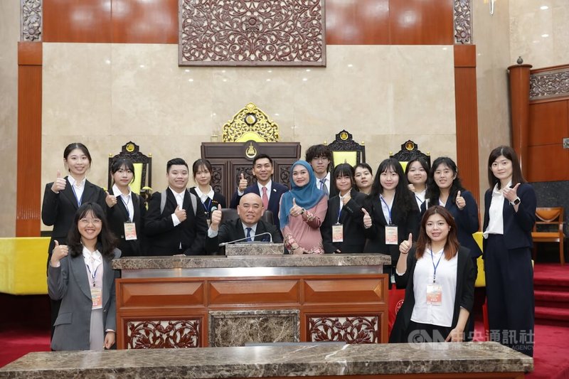 台馬深化青年交流,馬來西亞雪蘭莪州議會議長劉永山(第2排左4)20日接見參與「臺灣青年海外搭僑計畫」的台灣學生,他並與台灣學生在議會合影。攝於20日。中央社記者黃自強吉隆坡攝 115年7月23日