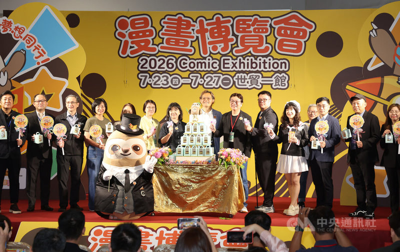 「2026漫畫博覽會」23日在台北世貿一館開跑，中華動漫出版同業協進會理事長蘇偉銓（左8）、文化部政務次長李靜慧（左7）、新北市副市長劉和然（右7）、台北市產業發展局長陳俊安（右6）、民進黨新北市長參選人蘇巧慧（左4）等人出席開幕式。中央社記者張新偉攝　115年7月23日