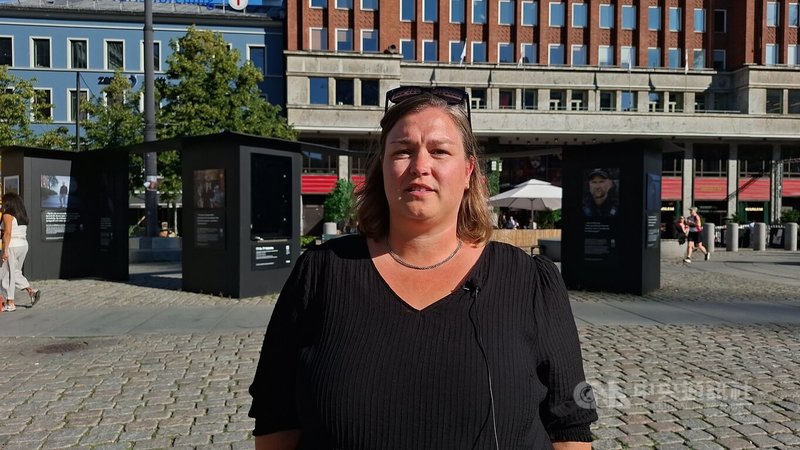 烏托亞島管理主任科爾比約胡思（Anne-Marte Kolbjørnshus）受訪表示，許多人隨時間漸漸遺忘722新納粹屠殺事件，但她成為母親後，對事件反而有更深刻的感受。她身後貼著照片的黑色牆面是工黨為了紀念722所做的特展。中央社記者辜泳秝奧斯陸攝 115年7月23日