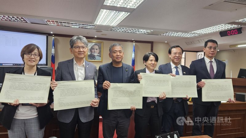立法院社福及衛環委員會23日進行醫療法部分條文黨團協商，通過醫療隱私相關規定與罰則，並調升醫療暴力部分罰則。圖為會議主席國民黨立委盧縣一（左3），民眾黨立委邱慧洳（右3）、民進黨立委王正旭（左2）於會後與官員合影。中央社記者曾以寧攝　115年7月23日