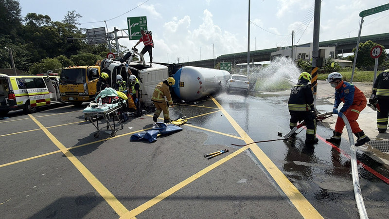 1輛載運液化石油氣槽車23日由國道3號行駛下通霄匝道時，失控翻覆衝到對向車道，波及1輛自小客車，槽車駕駛一度受困，經搶救脫困送醫治療。警方調查，雙方無酒駕、毒駕情形，詳細事故原因待釐清。（民眾提供）中央社記者管瑞平傳真 115年7月23日