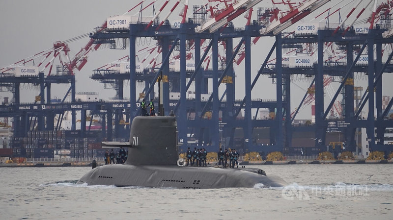 潛艦國造原型艦海鯤號23日再度出海,進行第11次潛航測試,後續也將進行深水潛航。圖為海鯤號傍晚航返高雄港。中央社記者董俊志攝 115年7月23日