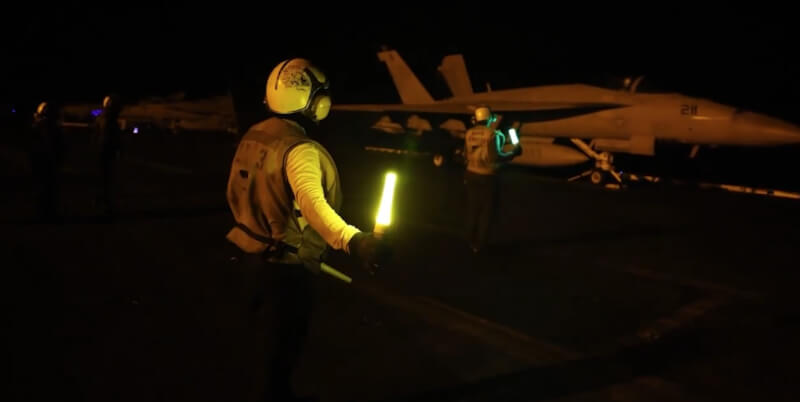 美軍中央司令部發布21日夜間打擊伊朗畫面，並稱進一步削弱伊朗軍事能力。（圖取自x.com/CENTCOM）