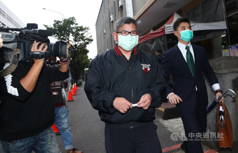 圖為普悠瑪列車翻覆案駕駛員尤振仲（中）2022年應訊後面對媒體提問快步離開。（中央社檔案照片）