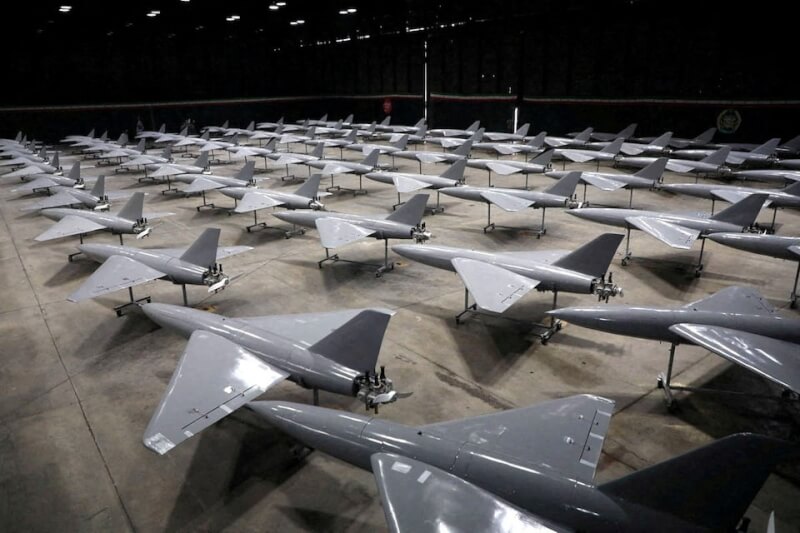 圖為在2025年1月13日伊朗某秘密地點舉行的伊朗陸軍新無人機加入作戰部隊的儀式上，展示伊朗無人機。（Iranian Army/West Asia News Agency/Handout via 路透社）