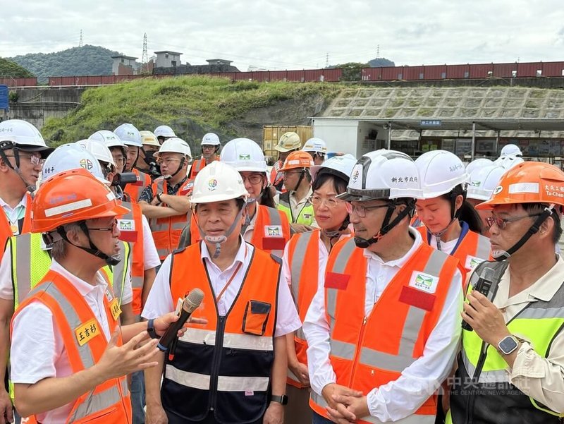 新北市長侯友宜(前右2)24日前往視察金城交流道工程,聆聽高速公路局第一新建工程分局長王吉杉(前左)說明。中央社記者曹亞沿攝 115年7月24日