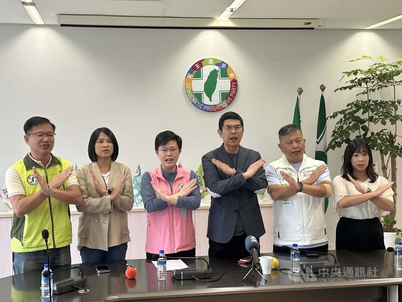 中聯油脂案延燒，國民黨號召民眾25日上街頭。民進黨台中市議會黨團24日召開記者會，總召周永鴻（右3）指出，台中又傳槍響，治安、食安都有問題，呼籲北上進行政治攻防的市長盧秀燕回歸市政。中央社記者趙麗妍攝　115年7月24日