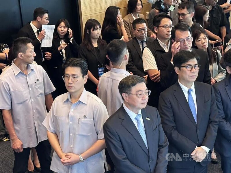 行政院長卓榮泰(前右2)、高雄市長陳其邁(前右)等人24日出席「亞洲資產管理中心高雄專區」週年記者會,會後也到會場後方參觀成果展。中央社記者林巧璉攝 115年7月24日