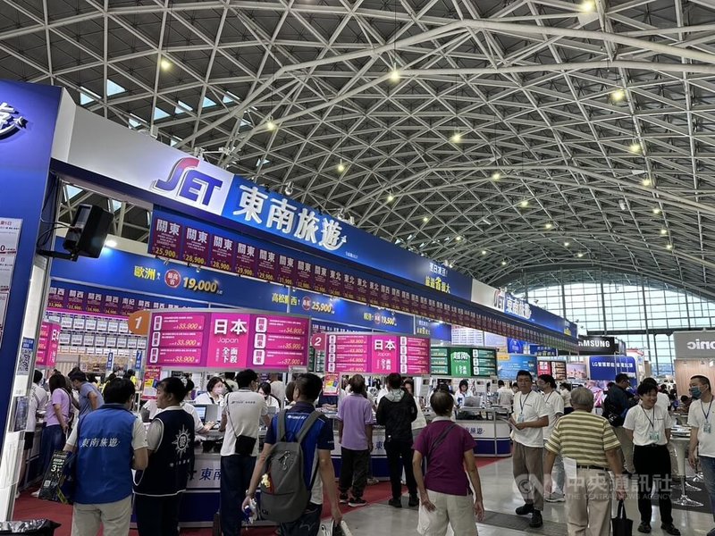 2026高雄國際夏季旅展24日起在高雄展覽館熱鬧開幕，不少業者鎖定秋日賞楓商機，各家旅行社提前進入日韓賞楓行程優惠戰。中央社記者林巧璉攝　115年7月24日