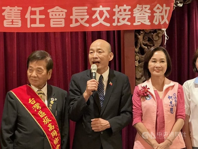 立法院長韓國瑜（中）24日晚間現身高雄，與國民黨高雄市長參選人柯志恩（右）在「台灣區旅高同鄉會」餐敘同台，致詞時祝福柯志恩及所有議員參選人都能「心想事成」。中央社記者林巧璉攝　115年7月24日