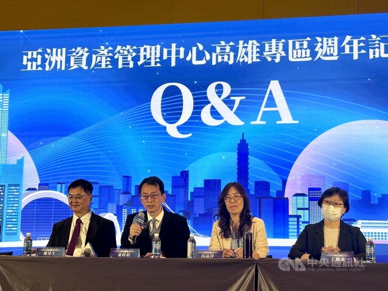 金管會24日舉行高雄專區週年記者會，宣布下階段新增業務。圖左起高雄市副市長羅達生、金管會銀行局長童政彰、證期局長高晶萍與保險局長王麗惠。中央社記者蘇思云攝　115年7月24日