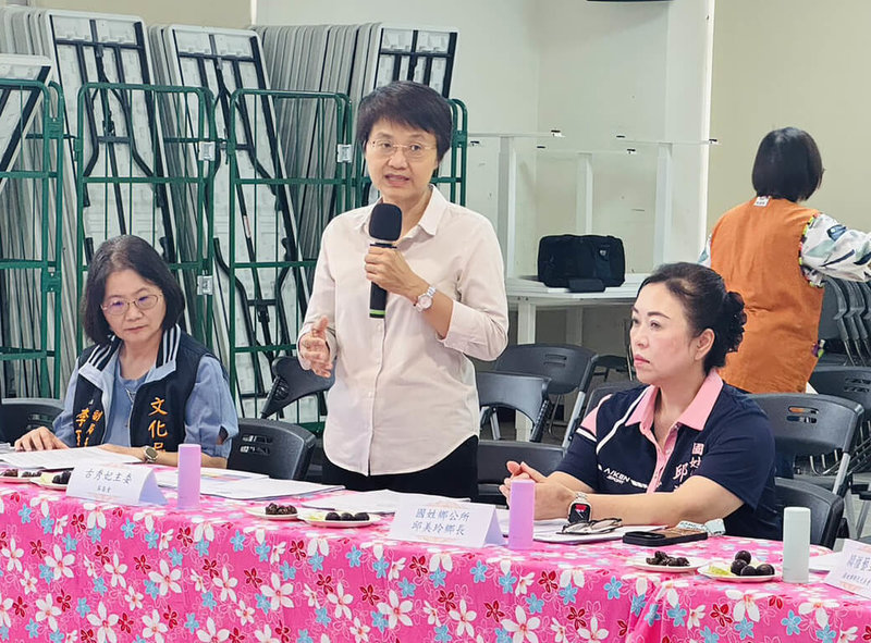 客家委員會主委古秀妃（中）24日前往南投縣國姓鄉，關心成功廣場整體環境改善等案，盼改善後能提供各年齡層更完善活動空間，也希望明年可繼續支持地方。（客委會提供）中央社記者鄭維真傳真　115年7月24日
