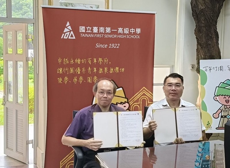 國立成功大學和國立台南一中24日簽署火箭研發與教育合作意向書，將共同推動火箭科技研發及航太教育推廣等。由台南一中校長廖財固（右）與成功大學教授吳志勇（左）代表簽約。（台南一中提供）中央社記者張榮祥傳真　115年7月24日