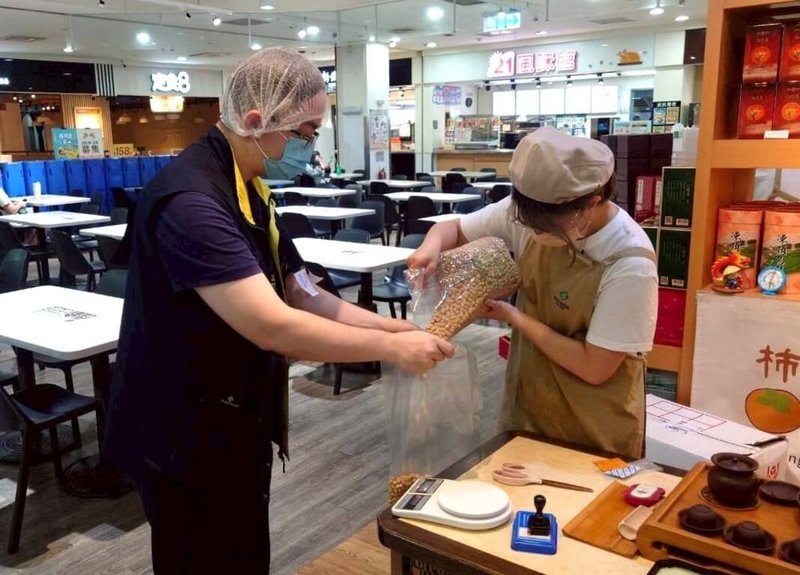 桃園市政府衛生局辦理「飲冰品及涼麵」食品安全專案抽驗，共抽驗372件產品，17件檢出腸桿菌科超過衛生標準，複抽仍有3家超標，已開罰。（桃園市衛生局提供）中央社記者葉臻傳真　115年7月24日