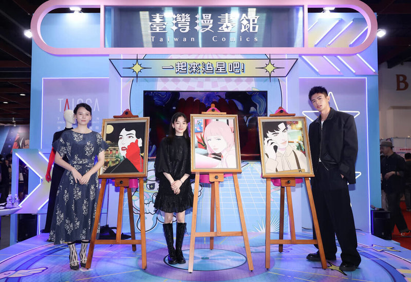 台灣動畫「歡迎來到朵莉之家」24日在漫畫博覽會舉辦記者會,演員紀培慧(左起)、姚愛寗、邱以太與片中角色形象合影。(天水時代提供)中央社記者王心妤傳真 115年7月24日