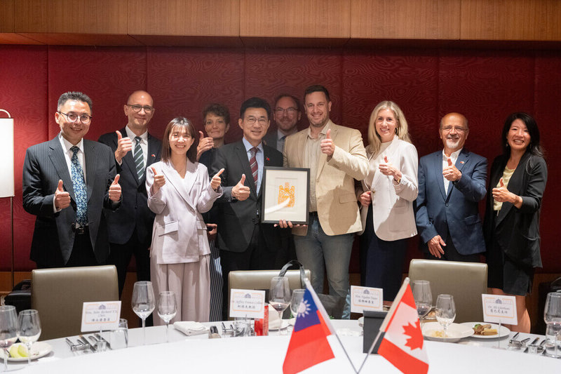 立法院副院長江啟臣24日在民進黨立委張雅琳、民眾黨立委洪毓祥等人陪同下，款宴「加拿大智庫學者團」一行。 （立法院提供）中央社記者王承中傳真　115年7月24日