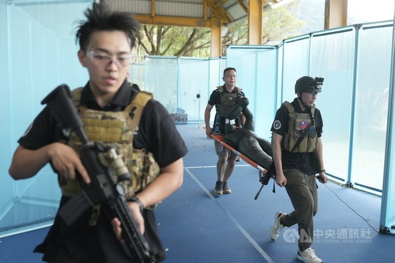 國防部25日將於台北復興崗營區舉辦「2026全國空氣軟槍競技射擊比賽-北區初賽」活動,結合空氣軟槍競技、限制空間戰鬥(CQB)、戰場環境模擬等內容,吸引近百位後備軍人組隊報名。圖為工作人員24日在賽場上進行示範賽,模擬搶救人質。中央社記者徐肇昌攝 115年7月24日
