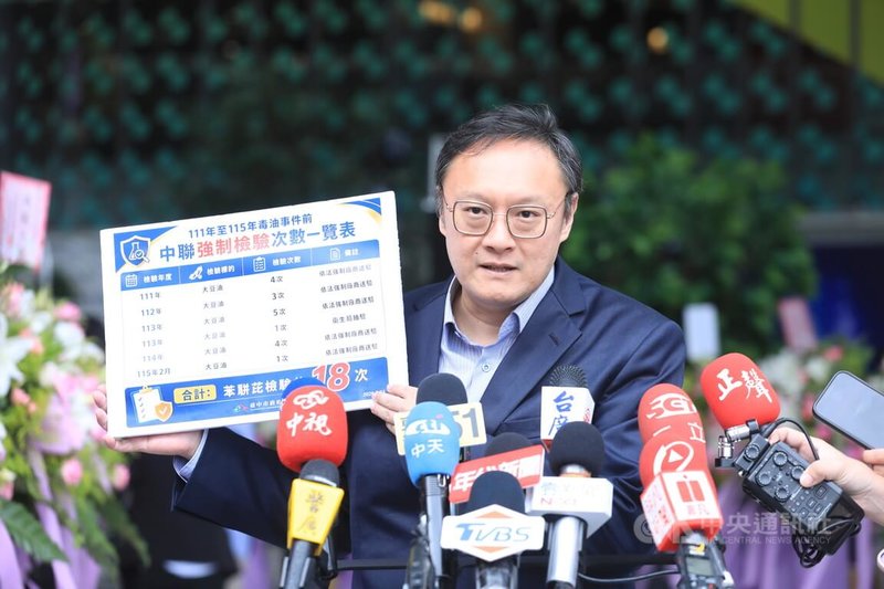 台中市政府遭指過去8年僅配合衛生福利部食品藥物管理署檢驗中聯油脂股份有限公司1次，次數明顯偏低。台中副市長鄭照新（圖）24日接受媒體聯訪說，依法業者送驗納入合併解釋，近4年共18次。中央社記者蘇木春攝　115年7月24日