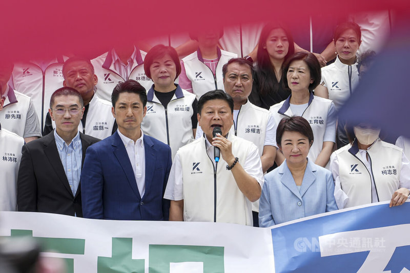 國民黨立法院黨團24日在立法院議場前廣場舉行記者會,台北市長蔣萬安(前左2)、台中市長盧秀燕(前右2)及基隆市長謝國樑(前左1)一同出席,黨團總召傅崐萁(前中)致詞要求政府說明中聯油脂案真相並追究責任。中央社記者鄭清元攝 115年7月24日