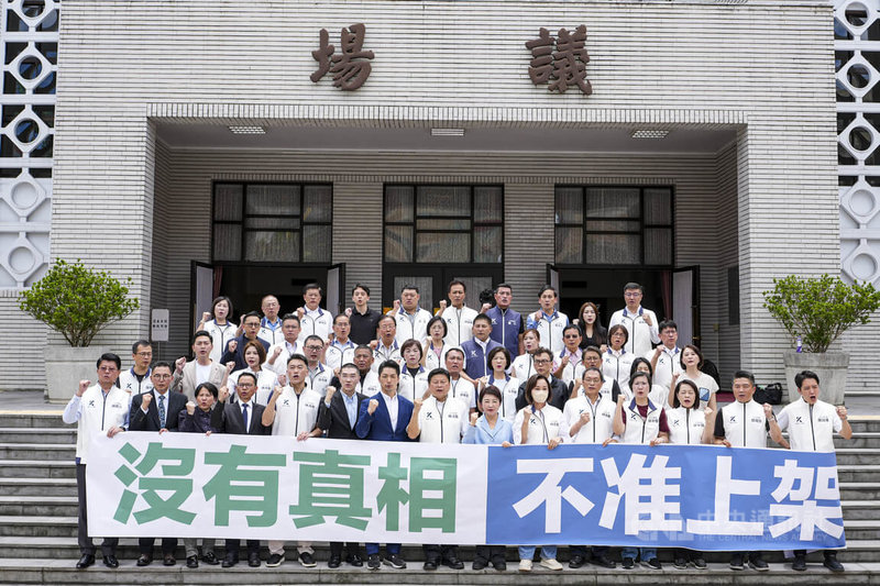 國民黨立法院黨團24日偕地方縣市首長及台灣民眾黨立委，在立法院議場前廣場高舉「沒有真相、不准上架」布條，要求政府釐清中聯油脂案，並呼籲在真相查明前暫緩疑慮油品重新上架。中央社記者鄭清元攝　115年7月24日