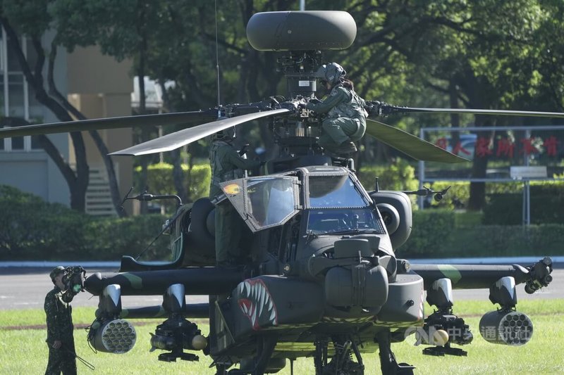 國防部25日將首度在台北復興崗營區舉辦全國「空氣軟槍」競技射擊比賽,並對外邀請民眾入營參觀,以寓教於樂方式深化全民國防教育,提升全民應變能力與防衛韌性。24日活動現場同步展示AH-64E阿帕契攻擊直升機(圖)等國軍裝備。中央社記者徐肇昌攝 115年7月24日